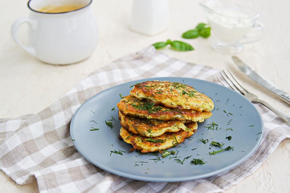 Ako vam ponestaje ideja za pripremu tikvica, probajte ove polpete s feta sirom! S ovim laganim umakom su top kombinacija