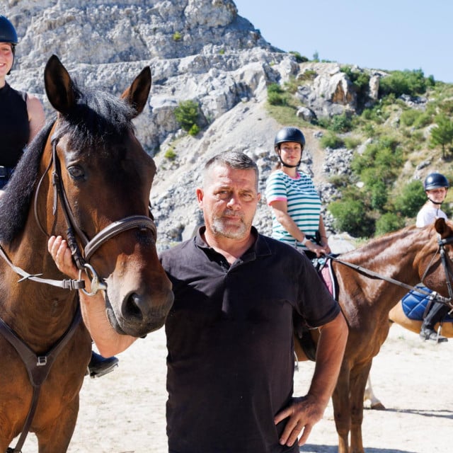<p>Denis Zeljko, vlasnik konjičkog kluba koji već devet godina djeluje na ranču u kavi. S novim planom u pitanje dolazi i opstojnost njegova kluba, &scaron;to ga je navelo na obilazak brojnih institucija i dobivanja niza, kaže, kontradiktornih poja&scaron;njenja...</p>