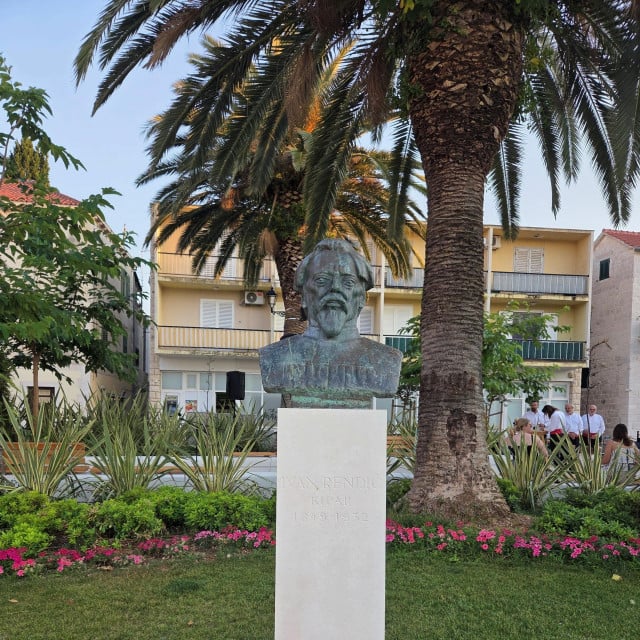 <p>Poprsje Rendića</p>