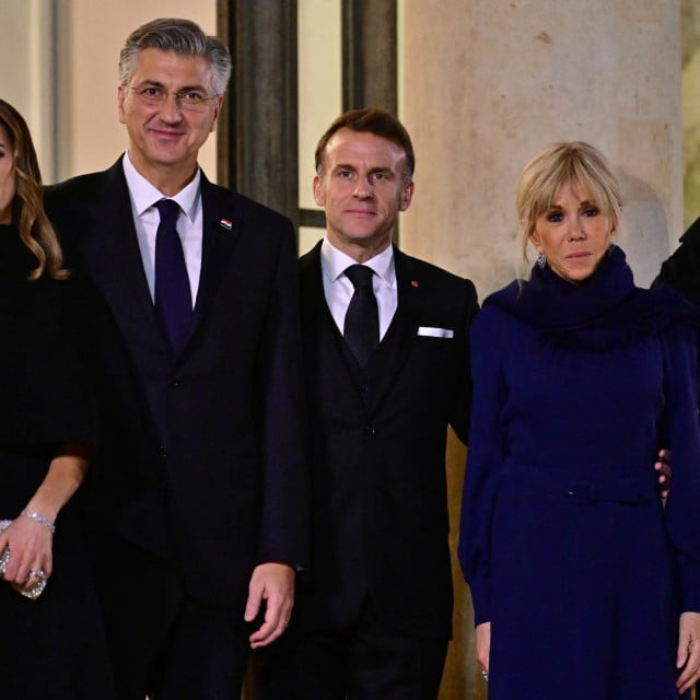 <p>Francuski predsjednik Emmanuel Macron i njegova supruga Brigitte Macron dočekuju hrvatskog premijera Andreja Plenkovića i njegovu suprugu Anu Maslać Plenković, 8. prosinca 2025.</p>