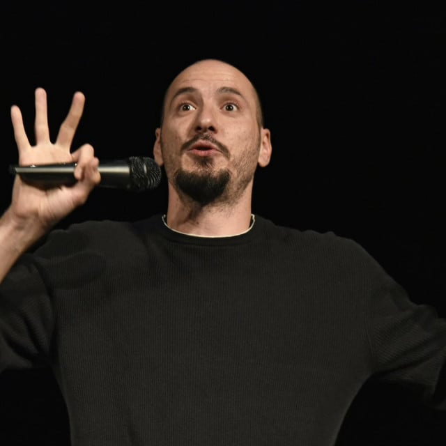 <p>Splitski stand-up komičar Tomislav Primorac pokazat će če&scaron;kom kolegi&nbsp;Jakubu Novosadu i publici dalmatinsko-hercegovačku &scaron;kolu humora&nbsp;</p>