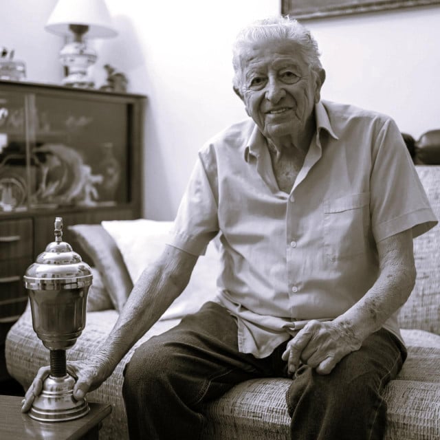 <p>Kre&scaron;imir &Scaron;ljuka (19. svibnja 1931. - 29. lipnja 2026.) i pokal državnog prvaka koji je osvojio 1965. godine&nbsp; &nbsp;</p>