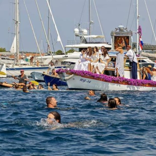 <p>Gospin brod tradicionalno prate i brojni plivači u procesiji, &scaron;to je jedinstven običaj na Mediteranu</p>