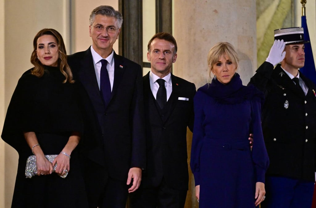 <p>Francuski predsjednik Emmanuel Macron i njegova supruga Brigitte Macron dočekuju hrvatskog premijera Andreja Plenkovića i njegovu suprugu Anu Maslać Plenković, 8. prosinca 2025.</p>