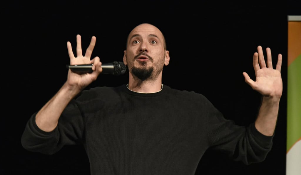 <p>Splitski stand-up komičar Tomislav Primorac pokazat će če&scaron;kom kolegi&nbsp;Jakubu Novosadu i publici dalmatinsko-hercegovačku &scaron;kolu humora&nbsp;</p>