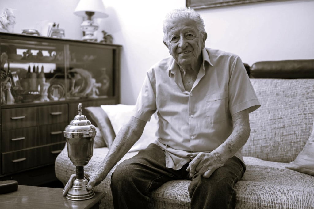 <p>Kre&scaron;imir &Scaron;ljuka (19. svibnja 1931. - 29. lipnja 2026.) i pokal državnog prvaka koji je osvojio 1965. godine&nbsp; &nbsp;</p>