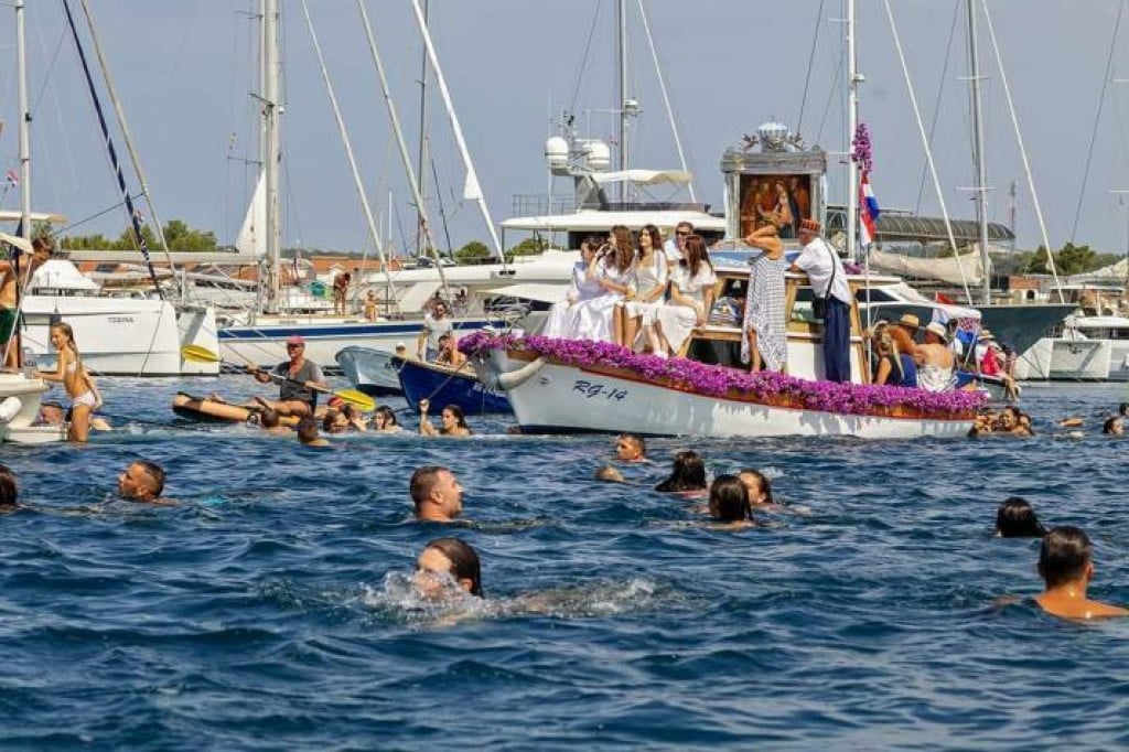 <p>Gospin brod tradicionalno prate i brojni plivači u procesiji, &scaron;to je jedinstven običaj na Mediteranu</p>