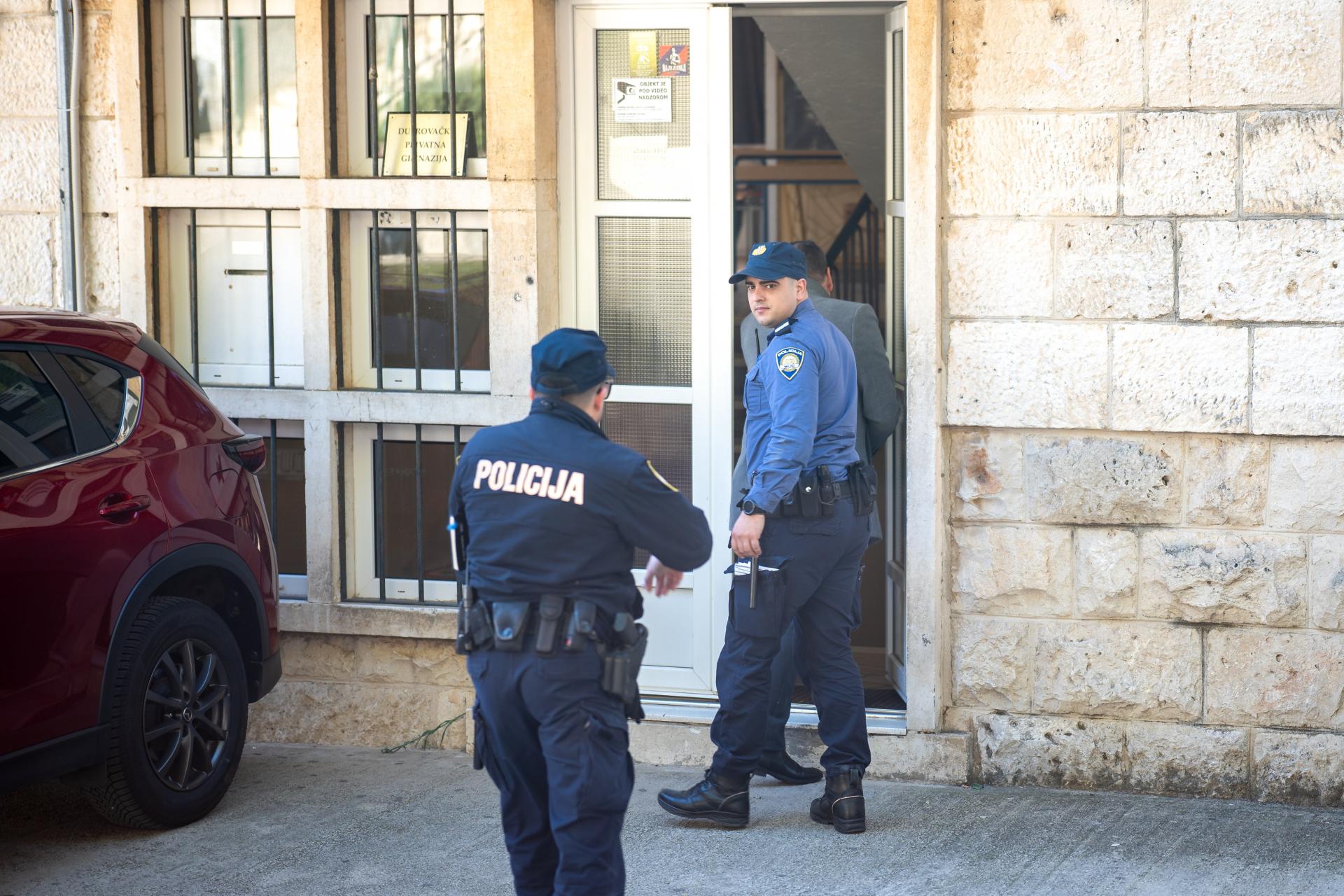 USKOK podigao optužnicu protiv 19-godišnjeg Pločanina zbog slanja lažnih dojava o bombama po školama u Pločama, Opuzenu...