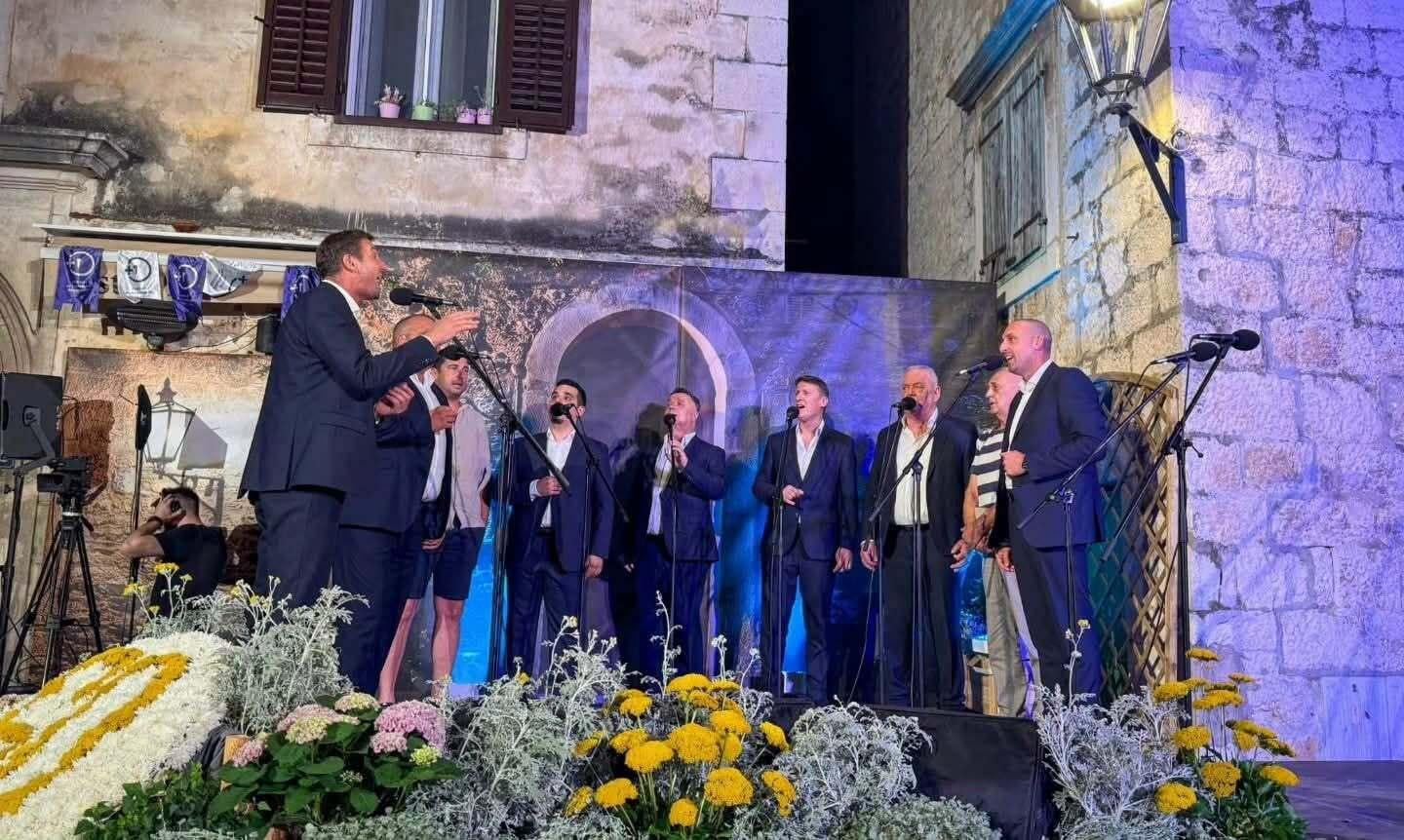 Vratili su se korijenima. Poslušajte novu pjesmu Klape Intrade, za koju su osvojili nagradu publike na FDK Omiš 2026.