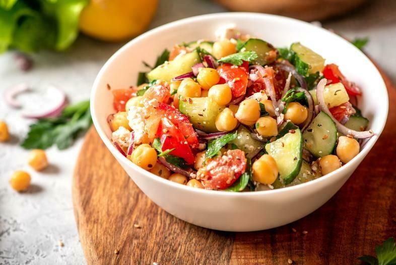 Ma kome se kuha na ovim vrućinama? Ipak, jesti se mora, a ova salata će vas spasiti. Zasitna je i nutritivno jako bogata!