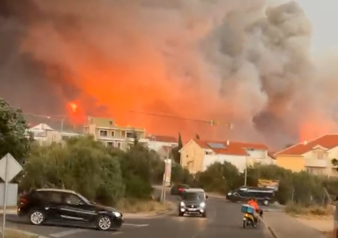 Upravo smo dobili najnovije fotografije s Čiova, veliki plameni jezici se dižu iznad kuća!
