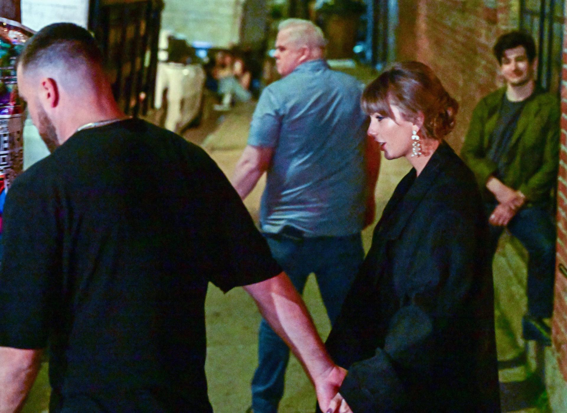 Taylor Swift i Travis Kelce pred vjenčanjem stoljeća ili najvećom medijskom podvalom? Cijeli New York bruji o tome