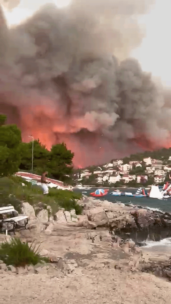 FOTO/VIDEO Ne prestaju nam dolaziti apokaliptični prizori požara na Čiovu. Na terenu je 150 vatrogasaca