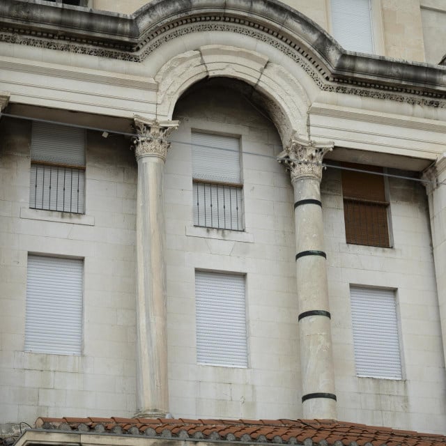 <p>Zapadni dio južnog pročelja Palače na kojem je antički dio Palače ispred fasade kuće</p>