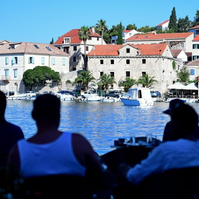 <p>Slijede velika ulaganja na otocima&nbsp;srednje Dalmacije, pa će tako i Milna dobiti dvoranu&nbsp;koja će nositi ime <strong>Stanka Poklepovića &Scaron;pace</strong>...</p>