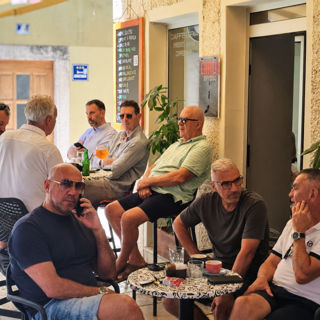 <p>Na &scaron;tekatu &lsquo;Gira&lsquo; sjede izbornik vaterpolske reprezentacije Ivica Tucak, izbornik ženske ko&scaron;arka&scaron;ke reprezentacije Stipe Bralić, biv&scaron;i ko&scaron;arka&scaron; Živko Badžim, biv&scaron;i nogometa&scaron; Anel Karabeg...</p>