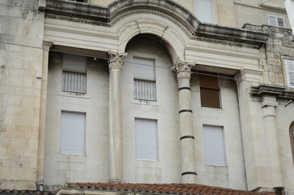 <p>Zapadni dio južnog pročelja Palače na kojem je antički dio Palače ispred fasade kuće</p>