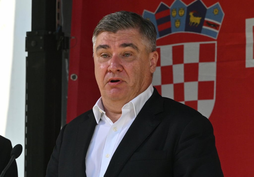 <p>&nbsp; Zoran Milanović:&nbsp; kada je riječ o zapovijedanju vojskom, onda je to moja ustavna ovlast</p>