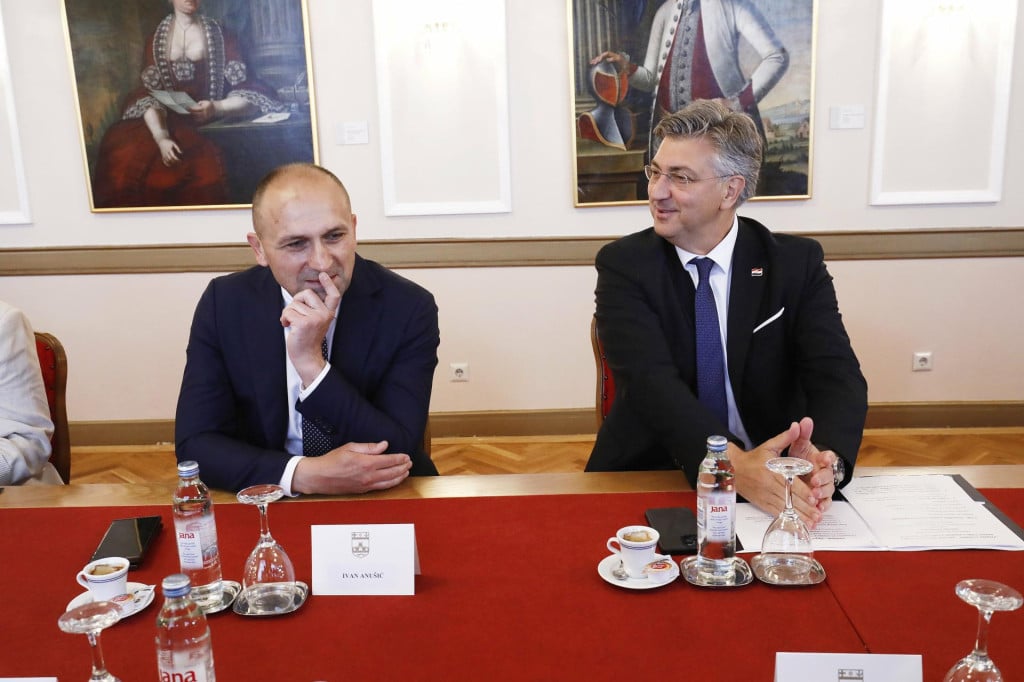 <p>Anu&scaron;ić i Plenković su zakonski u pravu,&nbsp;Vlada može iskazati nepovjerenje načelniku Glavnog stožera i time tražiti od predsjednika države da ga se razrije&scaron;i, kaže Puhovski&nbsp;</p>