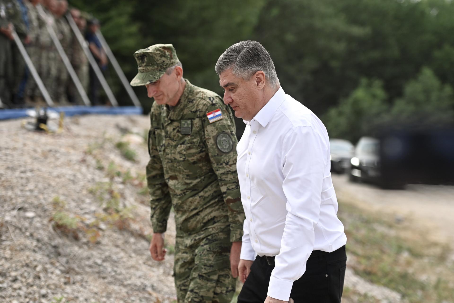 "Zakon o obrani je jasan. U ratu vojskom zapovijeda predsjednik, a u miru Vlada i ja kao ministar obrane". Rekao je...