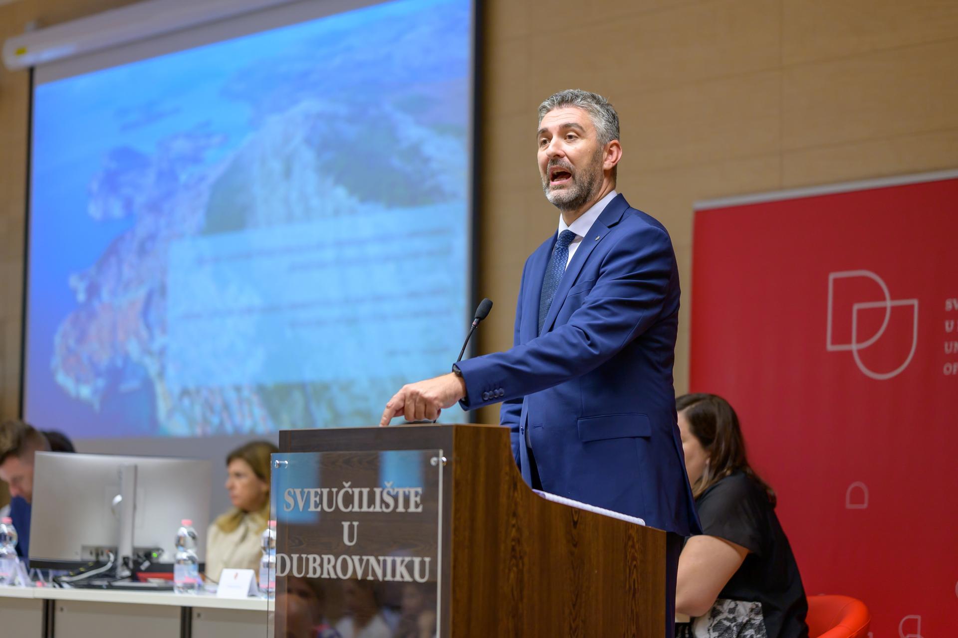Dubrovački gradonačelnik: Da imam ovlasti, sorio bi Ploče sa zemljom! Iz publike: Srećom, nemate... Stigla i isprika gradonačelnikove bivše zamjenice
