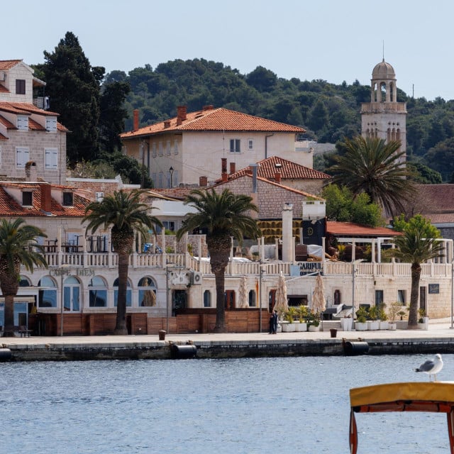 <p>Ugostitelji na Hvaru na nogama zbog, kako kažu, apsurdne odluke da se Turističkoj zajednici dozvoli organizacija događanja, no Grad to osporava...</p>