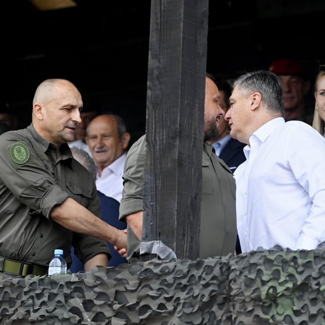 <p>Ivan Anu&scaron;ić&nbsp;i Zoran Milanović na slunjskom poligonu</p>

<p>&nbsp;</p>

<p>&nbsp;</p>