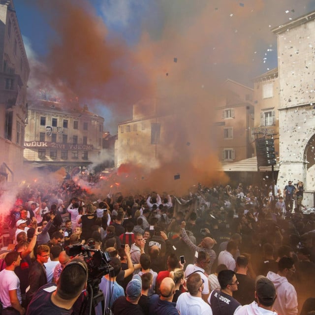 <p>Svečano potpisivanje na Pjaci prijenosa dionica između tvrtke Tommy i udruge Na&scaron;&nbsp;Hajduk, kojom je Udruga preuzela od Tommyja 24,78 %&nbsp; Hajdukovih dionica i dobila&nbsp;kontrolni paket dionica</p>
