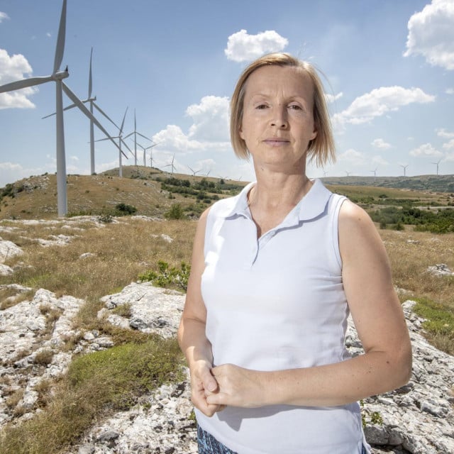 <p>Anđa Ćosić, novinarka i aktivistica snimljena ispred VE Mesihovina:&nbsp; mi smo znali &scaron;to nam se sprema. Svi ljudi u Mjesnoj zajednici, osim nekih par iznimaka, usuglasili su se da to nije prihvatljivo. I tako je počela na&scaron;a borba</p>