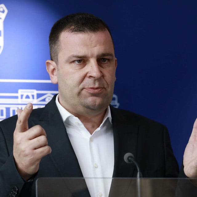 <p>Slučaj je otvorio bjelovarski gradonačelnik&nbsp;Dario Hrebak u srijedu je zatražio od Bjelovarsko-bilogorske županije da dostavi životopis novog direktora Darija Turni&scaron;kog, protiv čijeg je izbora bio&nbsp;</p>