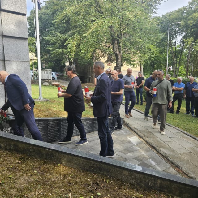 <p>U ime Ministarstva branitelja vijenac je položio general Ivan Zelic</p>