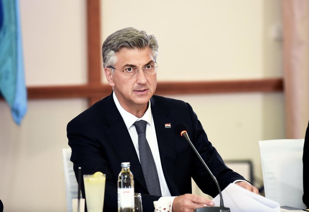 <p>Andrej Plenković: Dopisom ste me obavijestili o &lsquo;Zapovijedi&lsquo; Oružanim snagama kojom biste im htjeli zabraniti sudjelovanje na vojnom mimohodu u Parizu, pri čemu se ne pozivate ni na jednu zakonsku odredbu koja bi predstavljala pravni temelj za izdavanje takve &lsquo;zapovijedi&lsquo;</p>