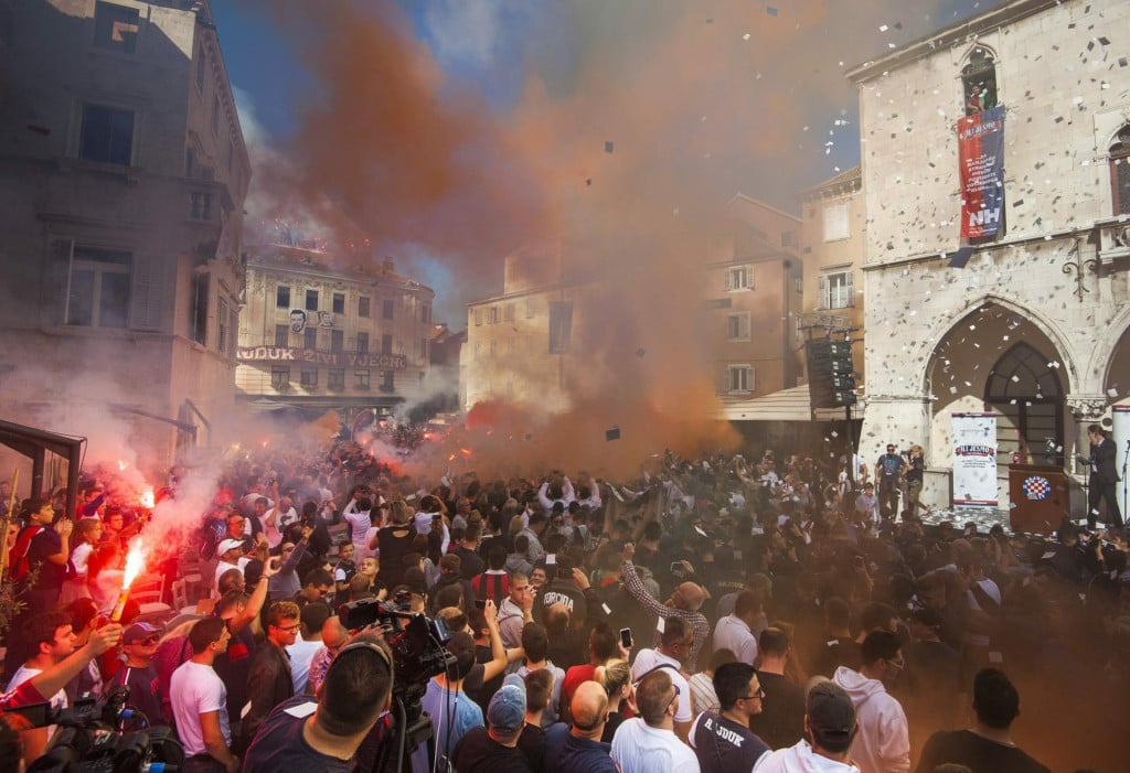 <p>Svečano potpisivanje na Pjaci prijenosa dionica između tvrtke Tommy i udruge Na&scaron;&nbsp;Hajduk, kojom je Udruga preuzela od Tommyja 24,78 %&nbsp; Hajdukovih dionica i dobila&nbsp;kontrolni paket dionica</p>
