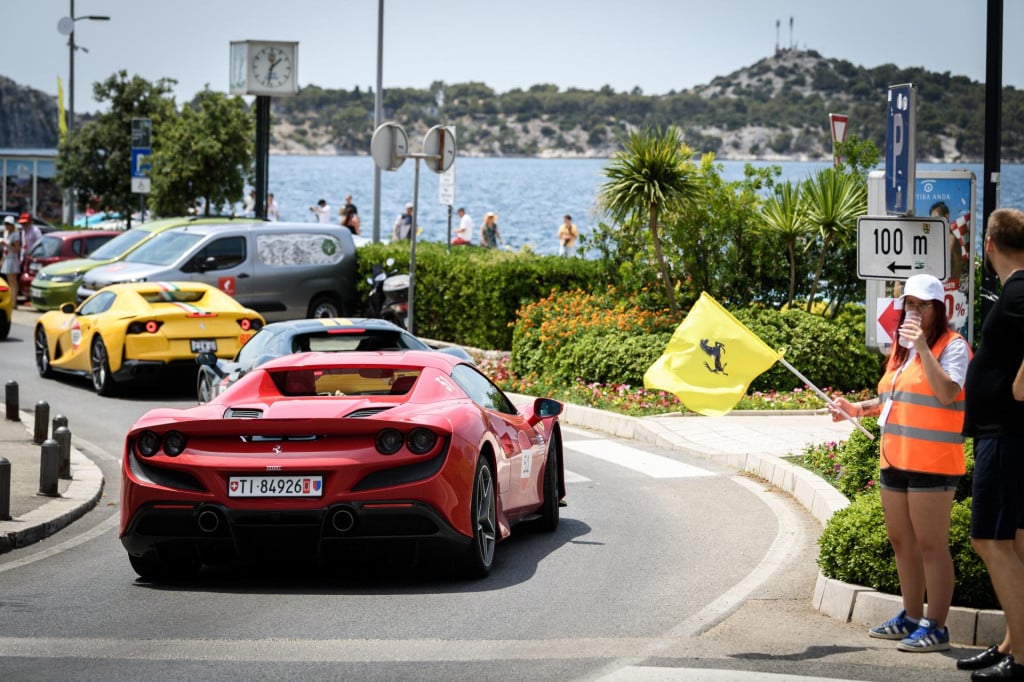 <p>Sibenik, 010726.<br>
Turneja Ferrari Cavalcade 2026 sa preko 100 automobila Ferrari na rivi u Sibeniku.<br>