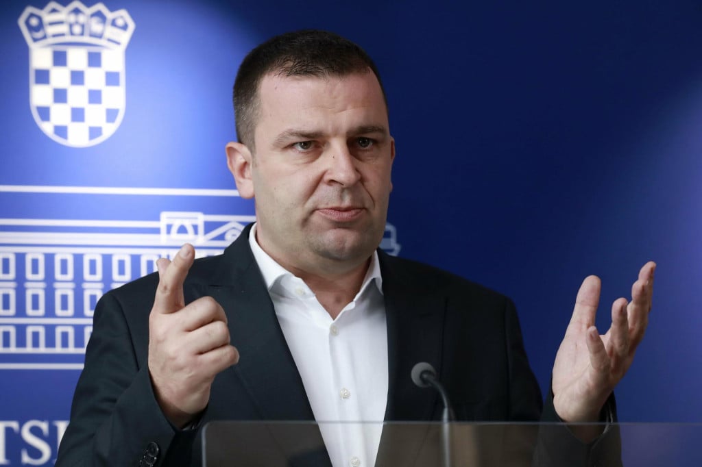 <p>Slučaj je otvorio bjelovarski gradonačelnik&nbsp;Dario Hrebak u srijedu je zatražio od Bjelovarsko-bilogorske županije da dostavi životopis novog direktora Darija Turni&scaron;kog, protiv čijeg je izbora bio&nbsp;</p>