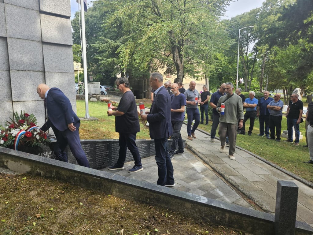 <p>U ime Ministarstva branitelja vijenac je položio general Ivan Zelic</p>