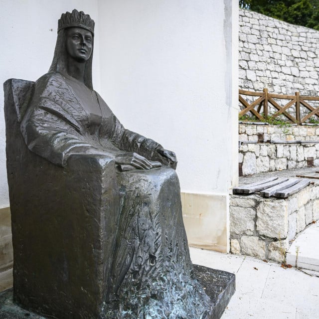 <p>Skulptura kraljice Katarine pokraj franjevačkog samostana u Kraljevoj Sutjesci</p>