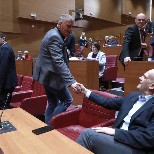 <p>&nbsp;</p>

<p><br>
&nbsp;</p>