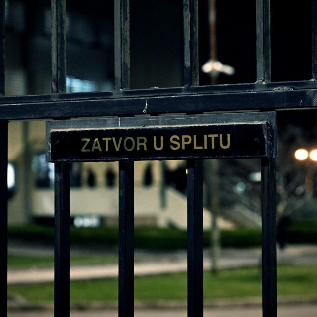 <p>Uprava splitskog Zatvora poslala je obavijest splitskom Županijskom sudu&nbsp;u kojoj stoji kako zbog organizacijskih razloga nisu u mogućnosti dovesti četvero istražnih zatvorenika na predviđeno roči&scaron;te...</p>