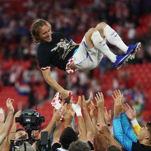 <p>Luka Modrić na rukama suigrača</p>