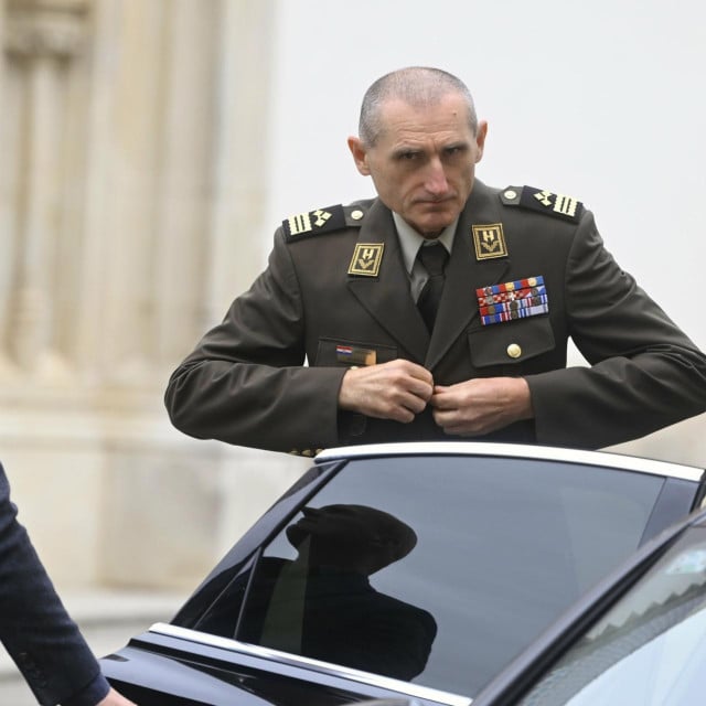 <p>Tihomir Kundid - s hrvatskim dragovoljcem se igraju kao da je...</p>