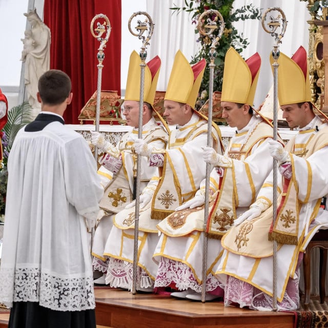 <p>Svećeničko bratstvo svetog Pija X. u &Eacute;c&ocirc;neu je 1. srpnja zaredilo četvoricu novih biskupa bez papina odobrenja, nakon čega je Vatikan potvrdio njihovu ekskomunikaciju</p>