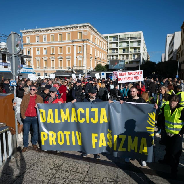 <p>Prosvjedni skup &lsquo;Ujedinjeni protiv fa&scaron;izma&lsquo; u studenom 2025. u Zagrebu je, po tvrdnjama organizatora, okupio preko deset tisuća ljudi, a održan je i u Puli, Rijeci i Zadru</p>