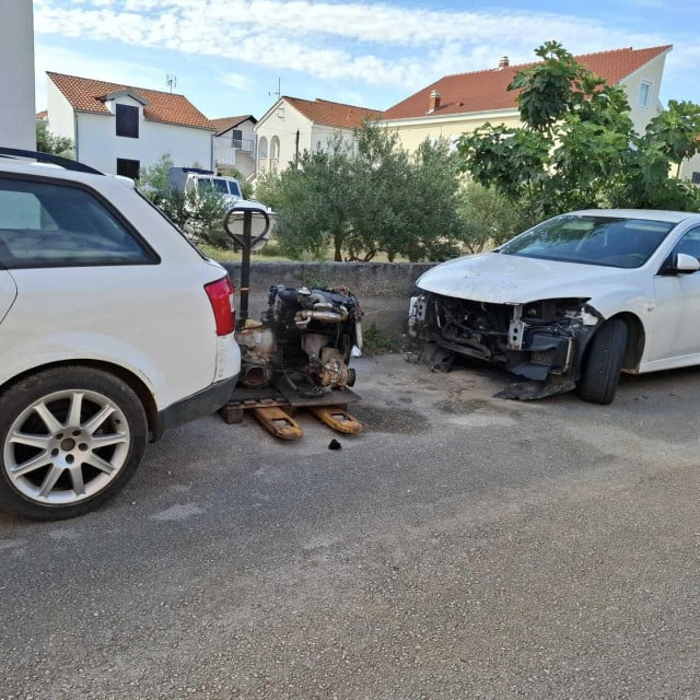<p>Kr&scaron; i auto otpad na ulici, s flekama od ulja</p>