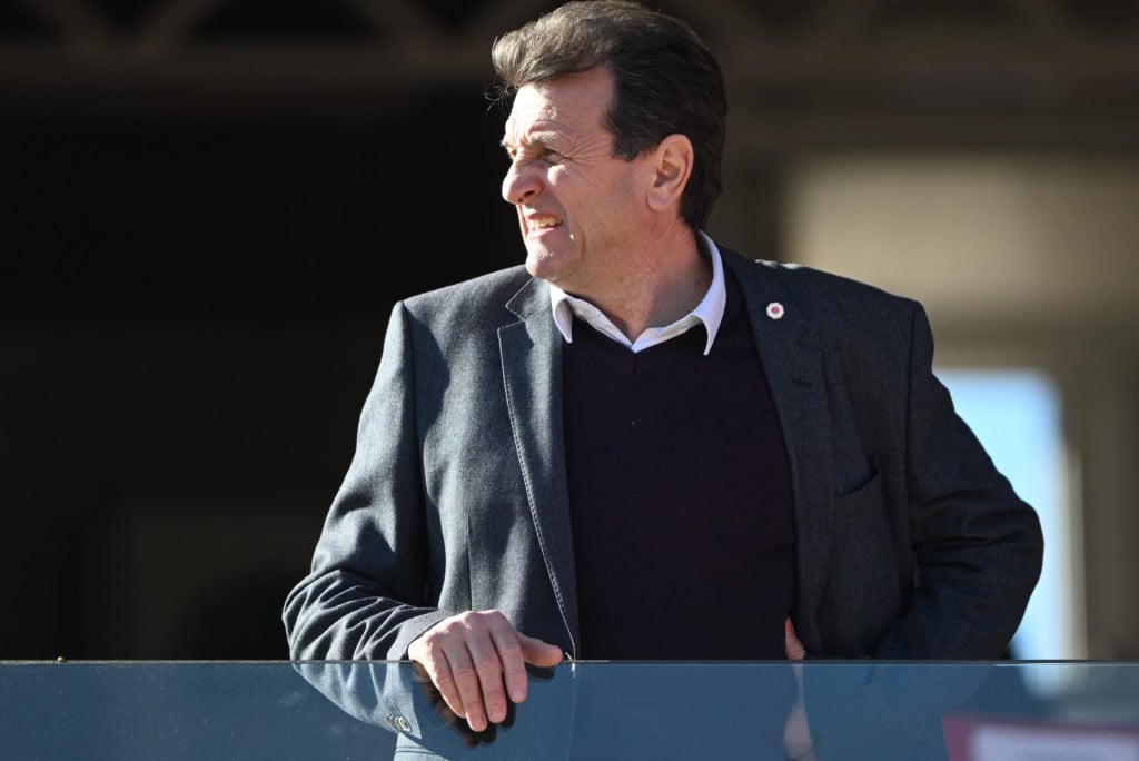 <p>Je li ovo konačni kraj - Žužul u počasnoj tribini stadiona na Parku mladeži</p>