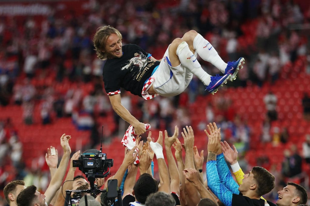 <p>Luka Modrić na rukama suigrača</p>