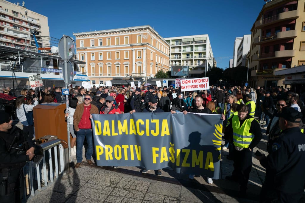 <p>Prosvjedni skup &lsquo;Ujedinjeni protiv fa&scaron;izma&lsquo; u studenom 2025. u Zagrebu je, po tvrdnjama organizatora, okupio preko deset tisuća ljudi, a održan je i u Puli, Rijeci i Zadru</p>