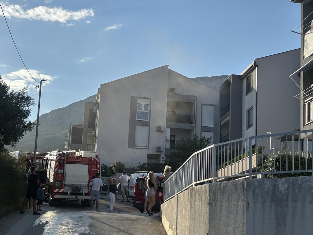 <p>Požar u solinskom naselju Mezanovci<br>
&nbsp;</p>