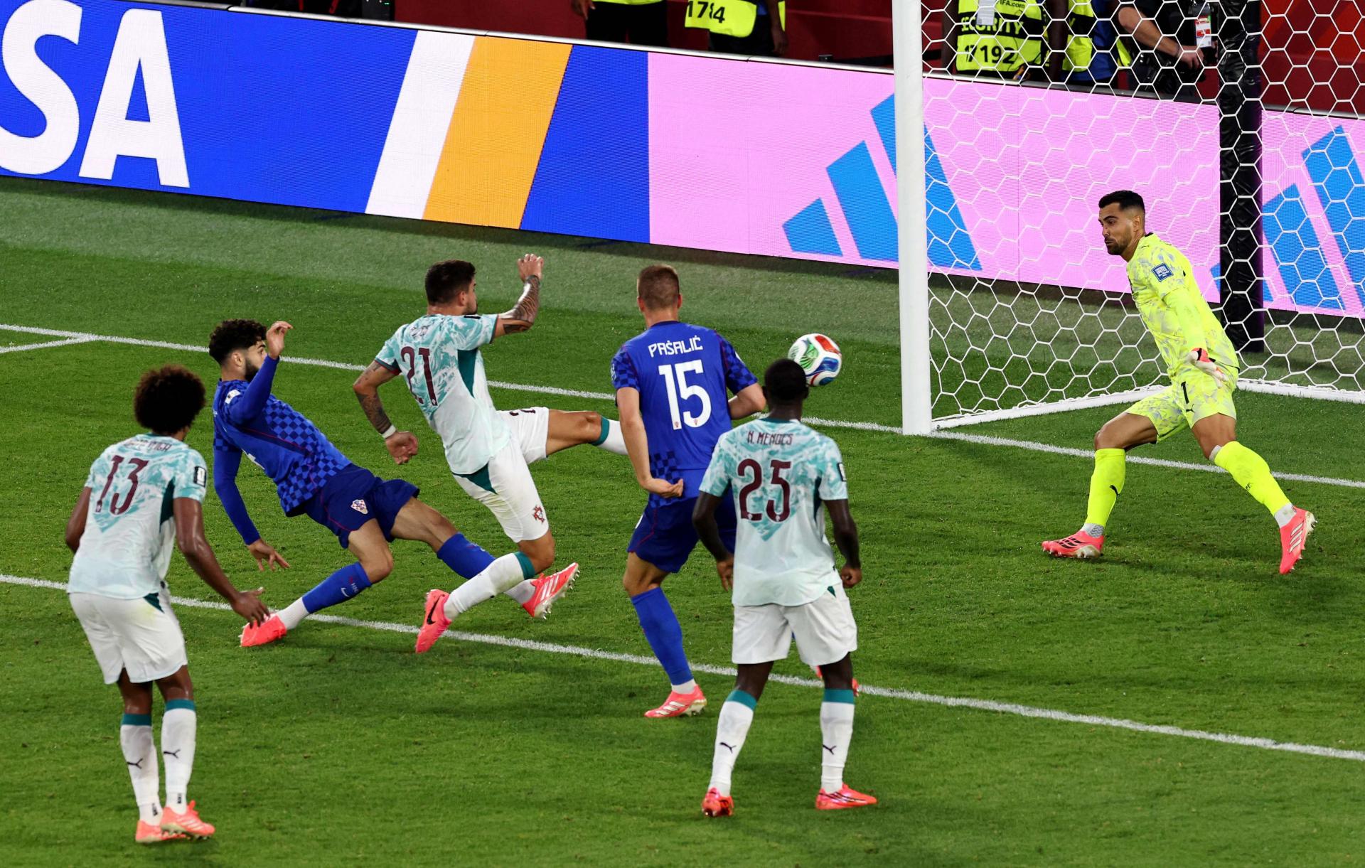 VIDEO Tribine ‘eksplodirale‘ kada je sudac poništio gol, Portugalci su morali pobjeći