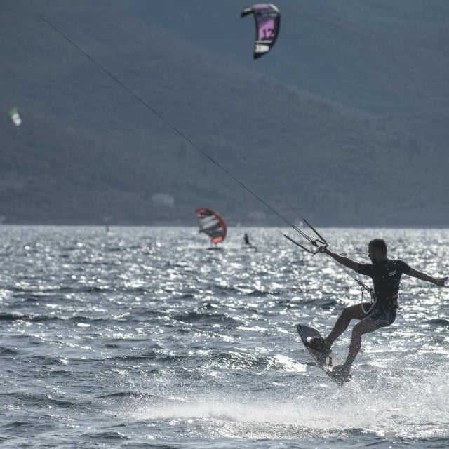 <p>Opreza na moru nikada dosta - ovo je prizor iz Vignja na Pelje&scaron;cu;&nbsp;windsurferi i kajteri na&nbsp;vjetrovitoj Viganjskoj punti<br>
&nbsp;</p>